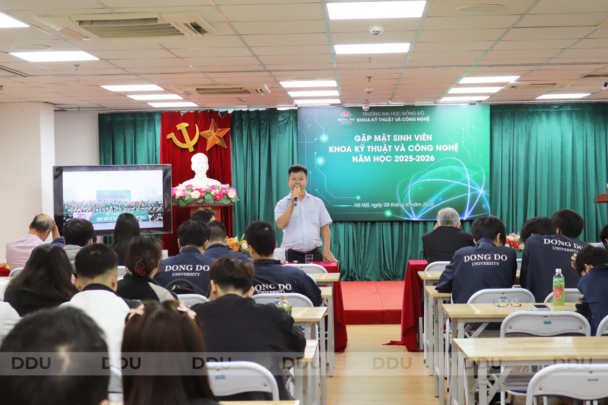 Các thầy cô trong Ban Giám hiệu và Ban Chủ nhiệm Khoa đã tận tình giải đáp, chia sẻ những kinh nghiệm quý báu