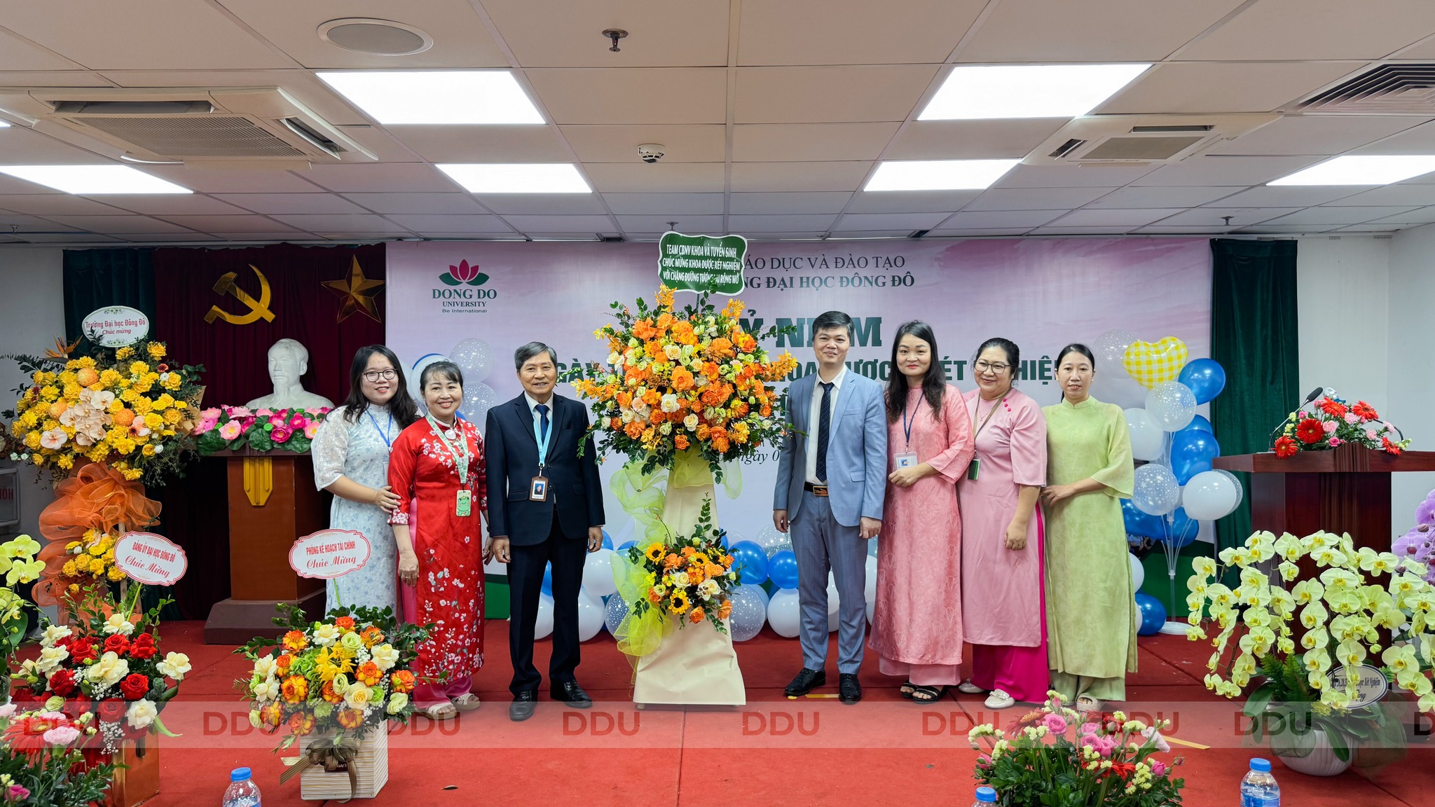 Tập thể giảng viên tặng hoa chúc mừng