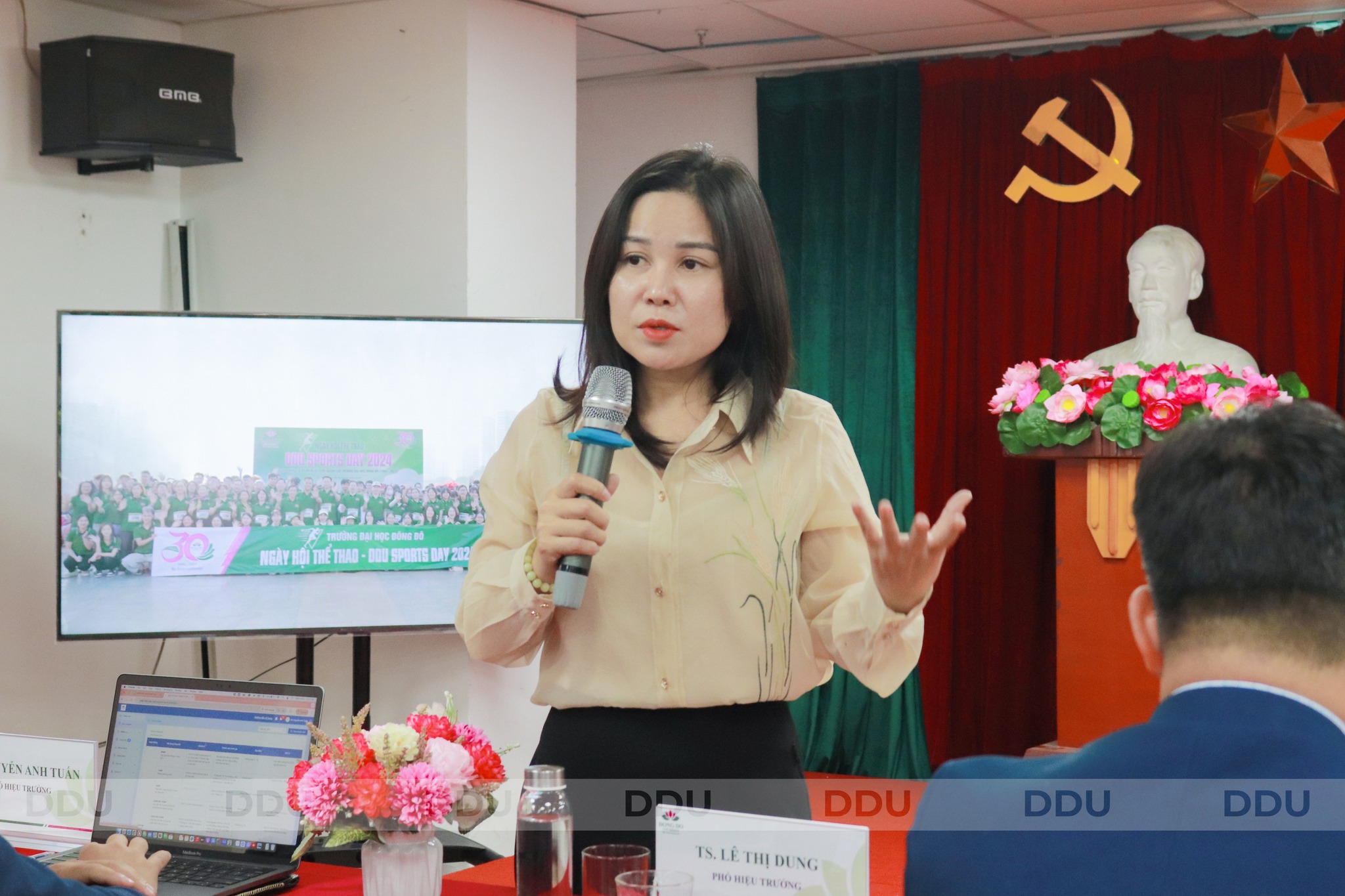 TS. Lê Thị Dung - Phó Hiệu trưởng trả lời và chia sẻ tại diễn đàn trao đổi, đối thoại giữa sinh viên và lãnh đạo Nhà trường