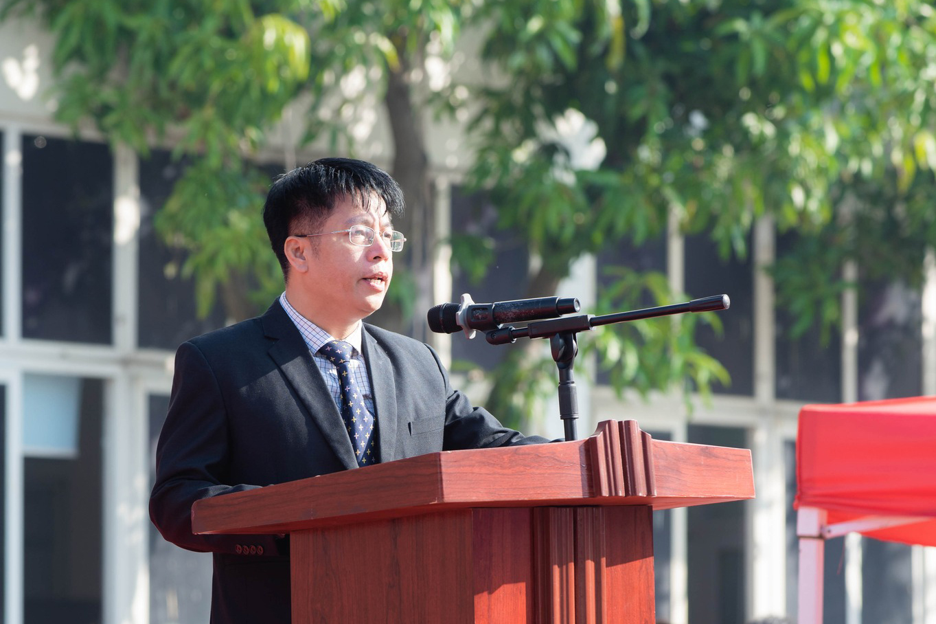 Thầy Trần Khắc Hưng phát biểu khai mạc, gửi lời động viên và truyền cảm hứng đến toàn thể sinh viên.