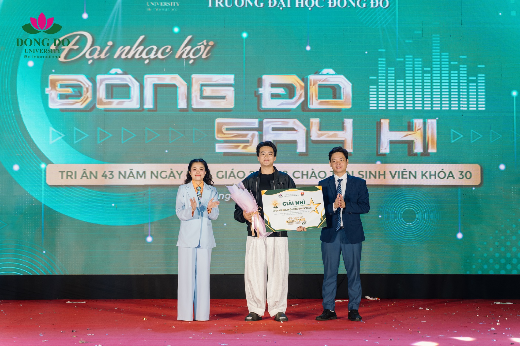 TS. Nguyễn Anh Tuấn - Phó Hiệu trưởng cùng ca sĩ Hoàng Hồng Ngọc công bố và trao Giải Nhì cuộc thi văn nghệ cho Khoa Thú y với phần thi Bài ca người giáo viên nhân dân