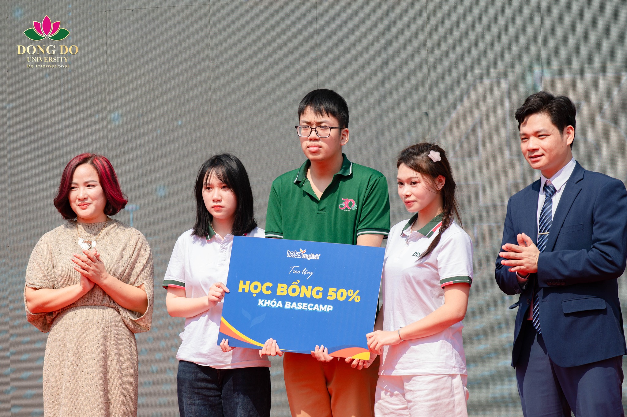 Tata English trao tặng Học bổng 50% Khóa Basecamp cho sinh viên.