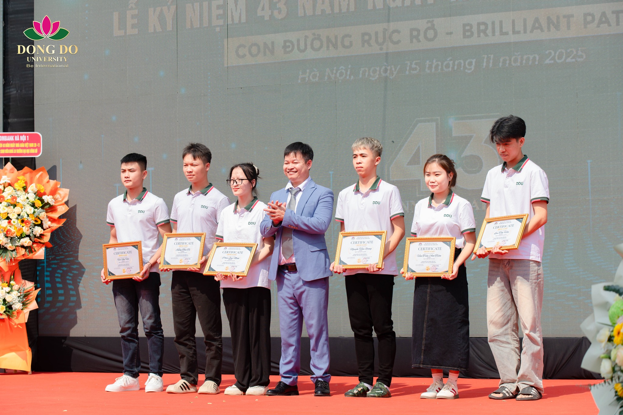 TS. Nguyễn Đình Tân – Phó Hiệu trưởng phụ trách Trường trao Học bổng tiếp sức cho sinh viên