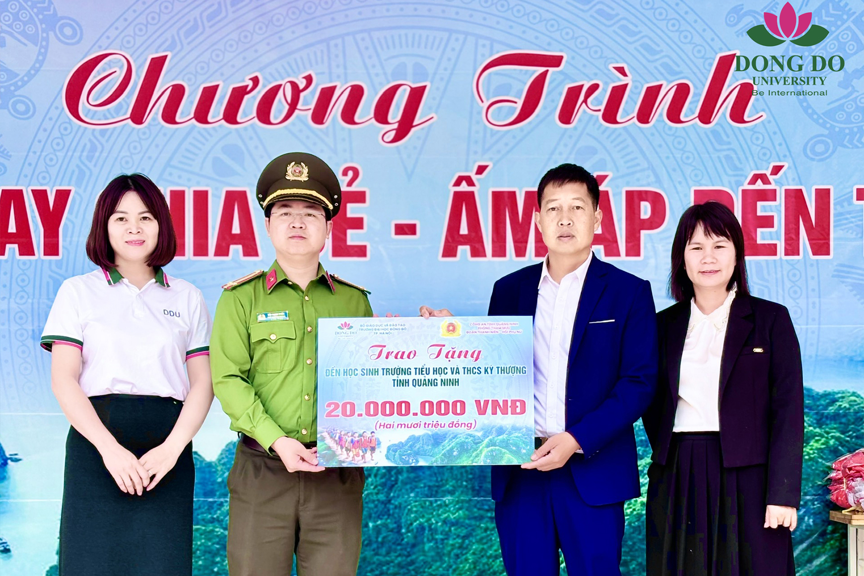 Đoàn công tác đã trao tặng 20 triệu đồng tiền mặt cho học sinh Trường Tiểu học & THCS Kỳ Thượng