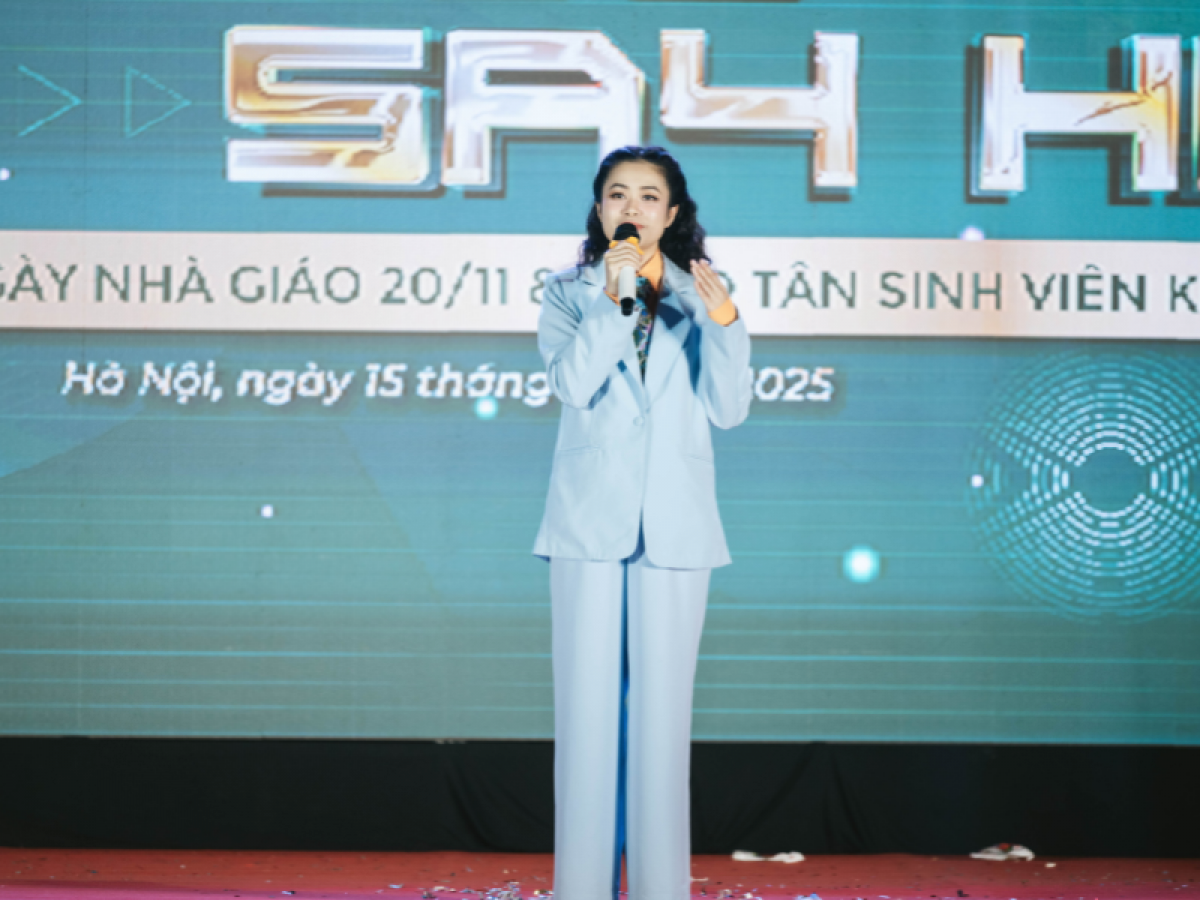 Ca khúc “Nguồn sáng tri thức” được ca sĩ - nhạc sĩ Hoàng Hồng Ngọc lần đầu thể hiện tại sân khấu Đại nhạc hội Trường Đại học Đông Đô