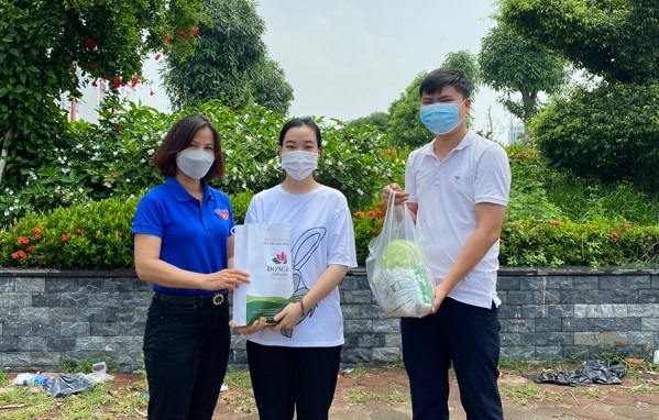 Hỗ trợ nhu yếu phẩm giúp sinh viên vượt qua mùa dịch