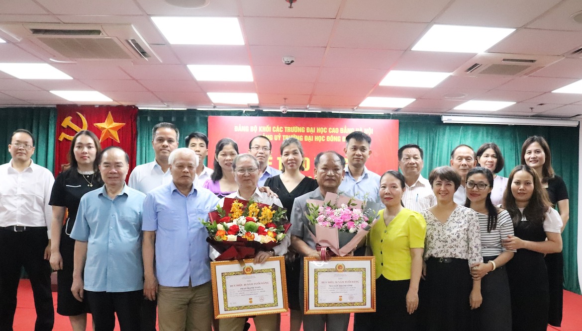 Lễ Trao Tặng Huy Hiệu 40 Năm và 50 Năm Tuổi Đảng tại Trường Đại học Đông Đô