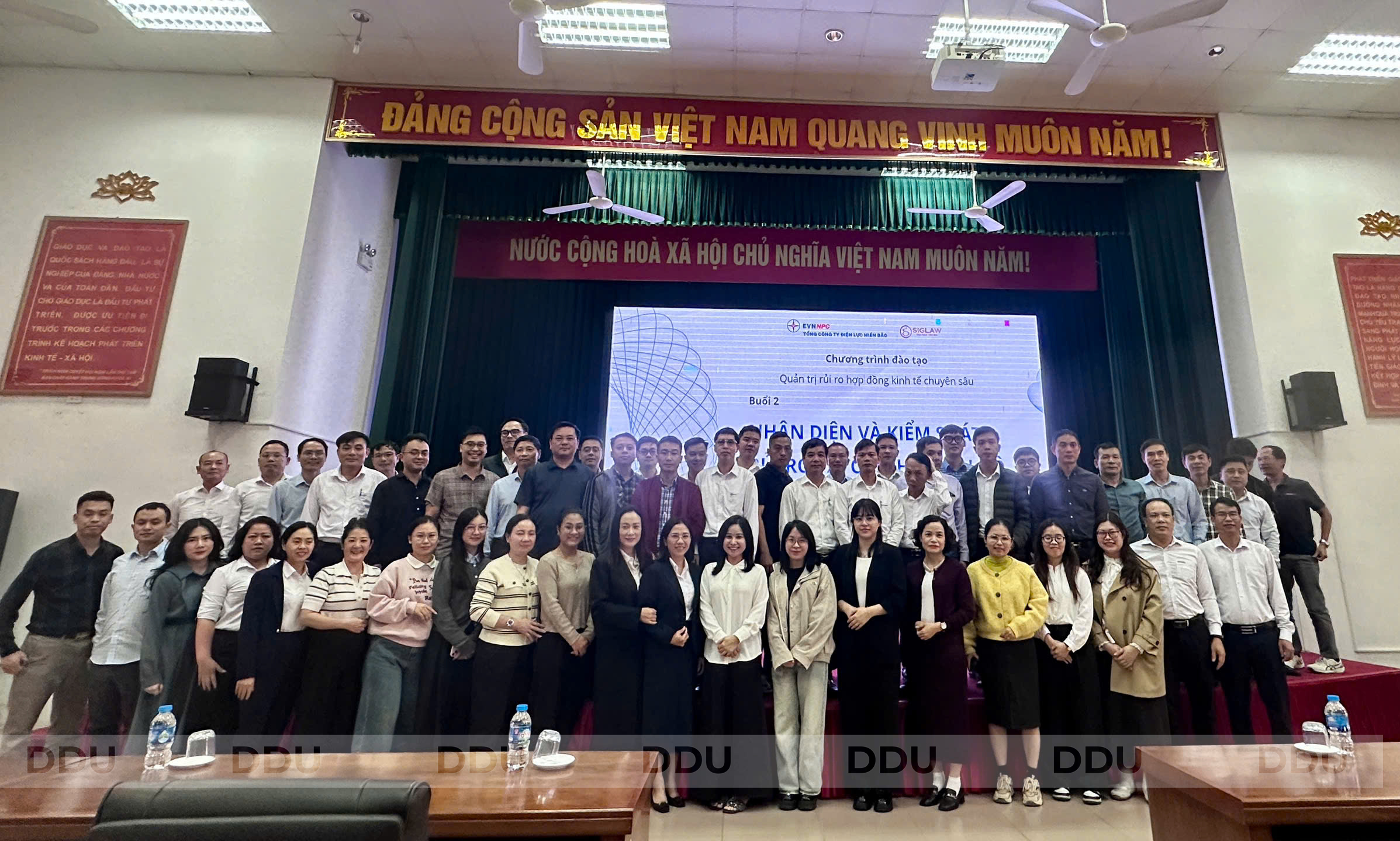 Phó Hiệu trưởng Trường Đại học Đông Đô - TS. LS Lê Thị Dung chuyển giao kỹ năng quản trị rủi ro hợp đồng cho 112 cán bộ cấp cao EVNNPC