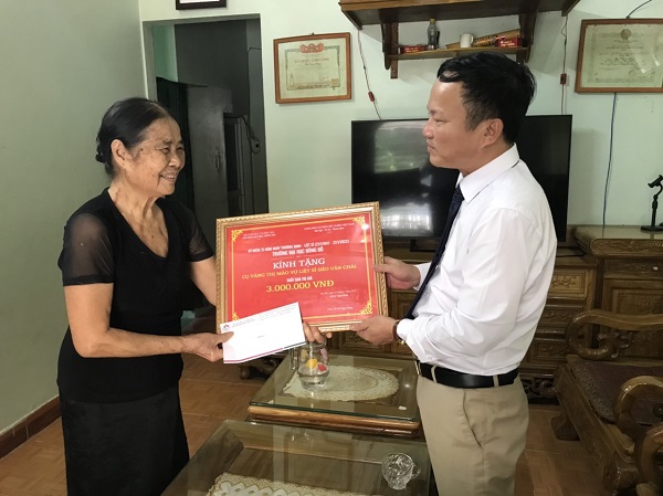 Trường ĐH Đông Đô thăm hỏi, tặng quà gia đình thương binh - liệt sĩ tỉnh Lai Châu