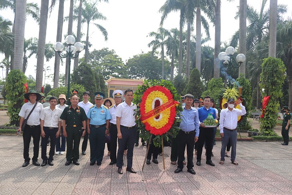 Trường ĐH Đông Đô viếng Nghĩa trang liệt sĩ Nhổn nhân kỷ niệm Ngày thương binh - liệt sĩ 