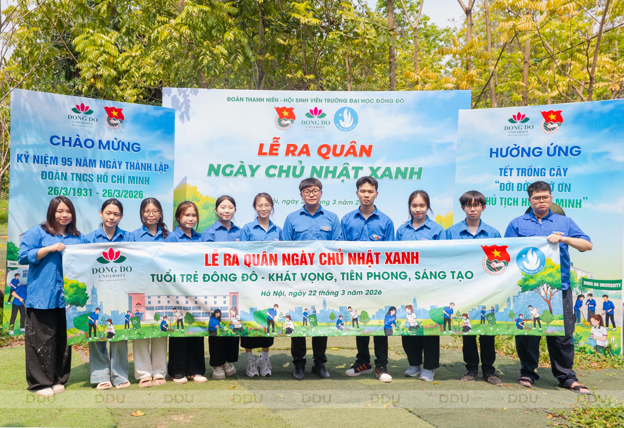 Đoàn TNCS HCM Trường Đại học Đông Đô ra quân “Ngày chủ nhật xanh 2026”: Trao tặng 600 gốc hồng cho Vườn Thực vật Hà Nội